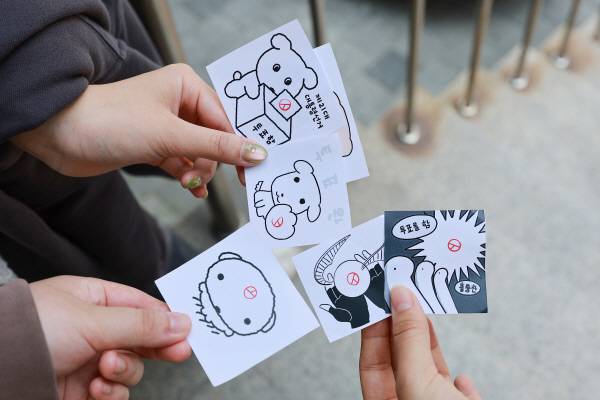 낙성대동사전투표소에서 투표를 마친 유권자들이 투표 인증 용지를 들어보이고 있다. 연합뉴스