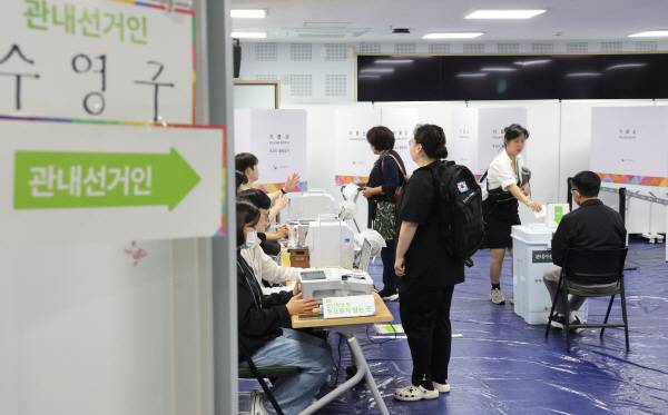 제21대 대통령 선거 사전투표 둘째 날인 30일 부산 수영 광안3동 행정복지센터 지하 강당에 마련된 사전투표소에서 유권자들이 소중한 한표를 행사하고 있다. 연합뉴스