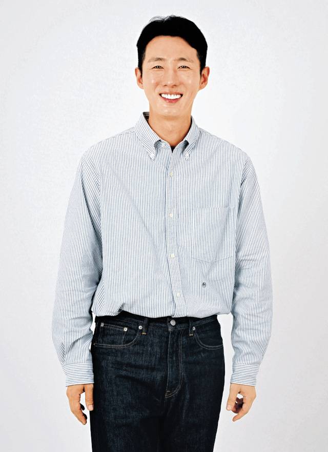 유튜브 채널 '주서방'을 운영하는 주세종씨가 지난 14일 서울 여의도 국민일보에서 진행된 인터뷰에서 밝게 웃으며 포즈를 취하고 있다. 이한형 기자