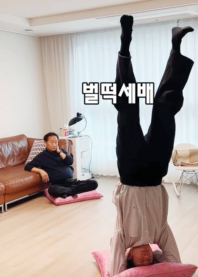 주씨가 '물구나무 세배'를 하는 영상 속 한 장면. 유튜브 채널 '주서방' 캡처