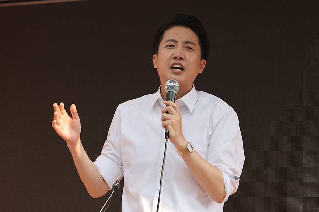 개혁신당 이준석 대선 후보가 제21대 대통령선거 사전투표 첫날인 29일 서울 성북구 안암역 인근에서 열린 유세에서 지지를 호소하고 있다. 연합뉴스