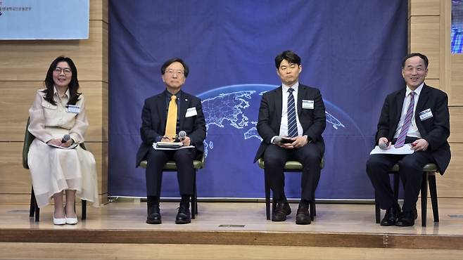 저출산 대책 콘퍼런스 후 질의응답 시간에서 발표자들이 질문에 답하고 있다. 현숙경 교수, 정명기 사무총장, 윤형관 목사, 제양규 교수(왼쪽부터).