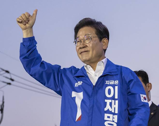 이재명 더불어민주당 대선 후보가 29일 서울 관악구 관악산 으뜸공원에서 열린 관악ㆍ금천ㆍ동작구 유세에서 연설을 마친 뒤 환호하는 시민들을 향해 엄지들 들어 답하고 있다. 연합뉴스