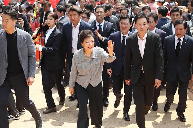 박근혜 전 대통령이 27일 오전 경북 구미시 상모동에 있는 박정희 전 대통령 생가를 방문, 밝은 표정으로 시민들과 인사하며 추모관으로 향하고 있다. 연합뉴스