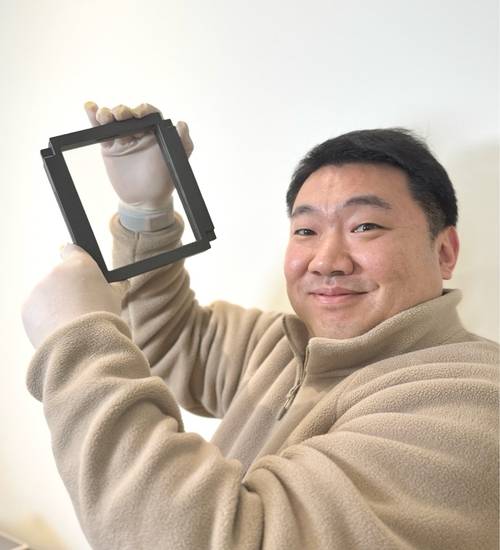 김세훈 어썸레이 대표가 펠리클 멤브레인을 들고 있다.