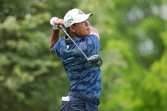 티샷한 뒤 공을 바라보고 있는 김시우. AFP 연합뉴스