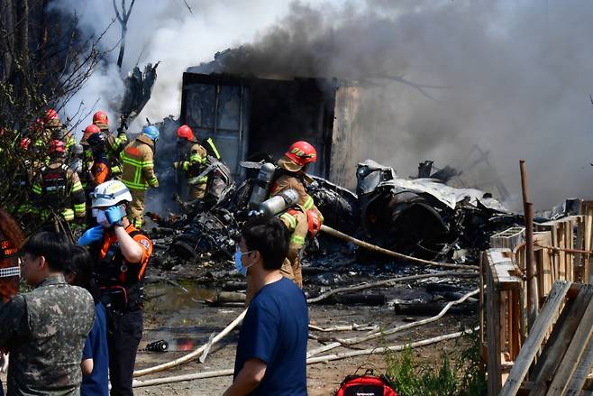 29일 오후 경북 포항 한 야산에 해군 해상초계기 P-3가 추락해 탑승자 4명 전원이 숨진 가운데 사고 현장에서 소방당국과 해군 항공사령부 소방대가 진화 작업 및 인명 수색을 하고 있다. /사진=뉴스1