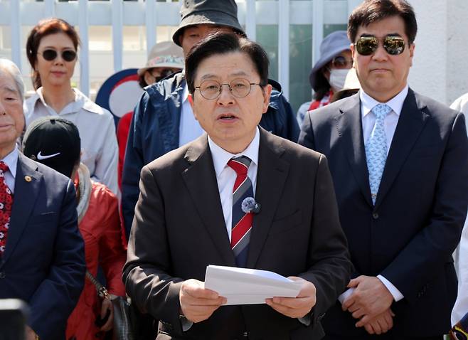 황교안 전 국무총리가 지난 24일 오후 서울 종로구 정부서울청사 앞에서 지지자들과 함께 기자회견을 열고 한덕수 대통령 권한대행 국무총리에게 요청하는 부정선거 방지 조치 관련 발언을 하고 있다./사진=뉴시스