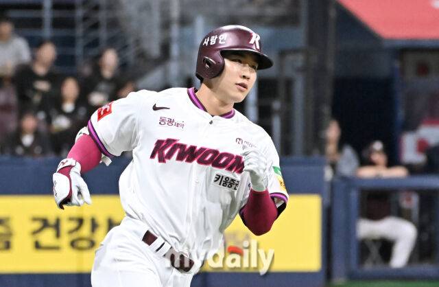 9일 오후 서울 고척동 고척스카이돔에서 진행된 '2025 프로야구 KBO리그' 키움히어로즈와 한화 이글스의 경기.키움 이주형이 1회말 1사에서 솔로홈런을 터뜨린 뒤 베이스를 돌고 있다.