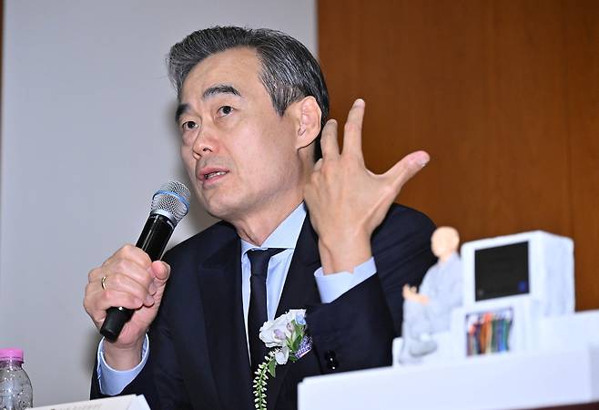 제2회 무산문화대상 예술분야를 수상한 첼리스트 양성원이 30일 오후 서울 용산구 그랜드 하얏트 서울에서 열린 수상자 기자회견에 참석해 취재진의 질의에 답변하고 있다. 임세준 기자