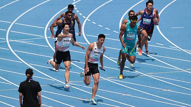 30일 2025 아시아육상경기선수권 남자 400m 계주 1조 예선에서 한국 이재성이 앵커 이준혁(왼쪽)에 배턴을 넘긴 뒤, 소리치고 있다.