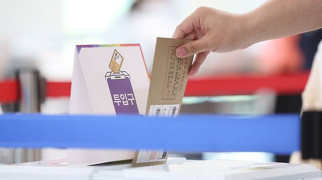 29일 대구 달성군 유가읍 행정복지센터에 마련된 사전투표소를 찾은 유권자가 투표하고 있다. 연합뉴스