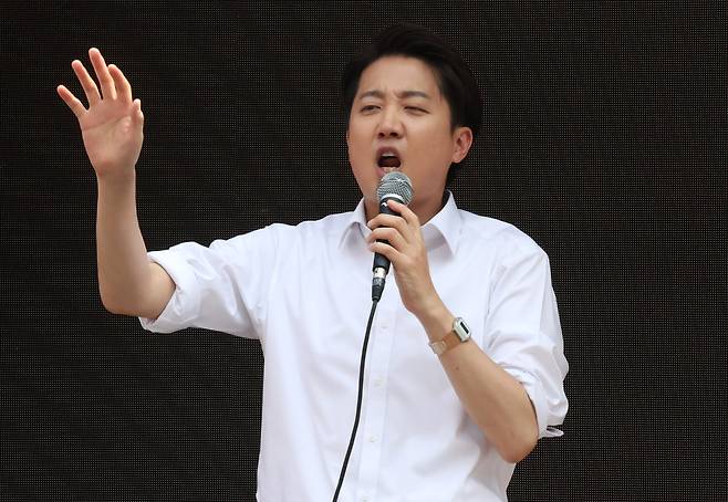 이준석 개혁신당 대선후보가 30일 오후 서울 동작구 중앙대학교 후문에서 열린 유세에서 지지를 호소하고 있다. 뉴시스