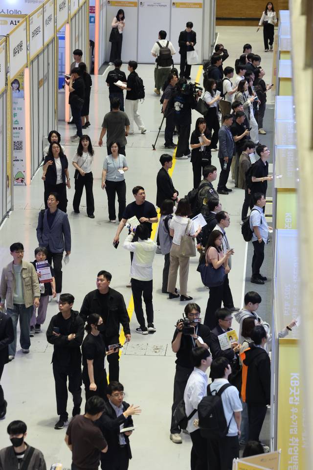 26일 서울 강남구 코엑스에서 열린 '2025 제1차 KB굿잡 우수기업 취업박람회'에서 구직자들이 채용공고게시판을 둘러보고 있다. 연합뉴스