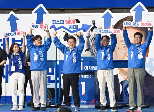 이재명 더불어민주당 대선 후보가 대선 사전투표 첫날인 29일 서울 서초구 고속터미널 광장에서 '코스피 5000시대' 퍼포먼스를 하며 유권자들에게 지지를 호소하고 있다. 오승현 기자