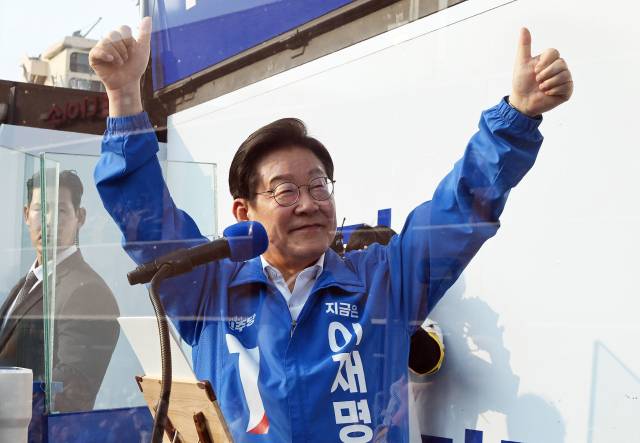 이재명 더불어민주당 대선 후보가 대선 사전투표 첫날인 29일 서울 서초구 고속터미널 광장에서 유권자들에게 지지를 호소하고 있다. 오승현 기자 2025.05.29