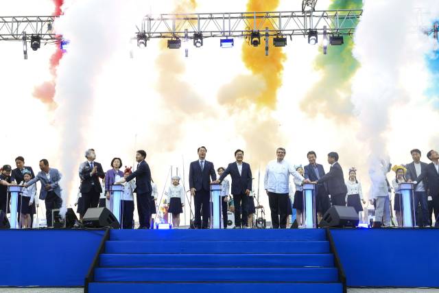 30일 화성시 전곡항에서 열린 제15회 화성 뱃놀이 축제 개막식. 사진 제공 = 화성시