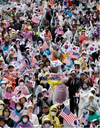 자유통일당이 5월 3일 서울 광화문에서 ‘반국가세력법치농단OUT’ 집회를 열고 윤석열 전 대통령 탄핵 무효 등을 촉구하고 있다. 뉴시스