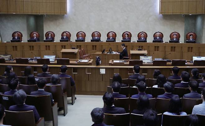 조희대 대법원장(왼쪽 일곱 번째)을 비롯한 대법관들이 5월1일 이재명 더불어민주당 대선후보의 공직선거법 사건 전원합의체 선고를 위해 서울 서초구 대법원 대법정에 입장해 자리에 앉아있다. ⓒ사진공동취재단