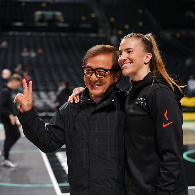 홍콩의 세계적인 배우 청룽이 30일 WNBA 뉴욕의 간판 사브리나 이오네스쿠를 만나 기념 사진을 찍고 있다. 뉴욕 SNS