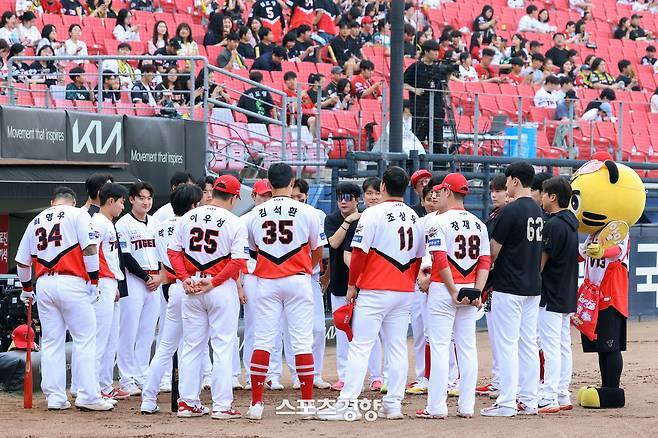 KIA 선수들이 29일 키움전에 앞서 미팅하고 있다. KIA 타이거즈 제공