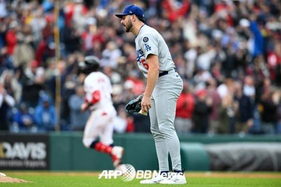 LA 다저스 알렉스 베시아(오른쪽)가 29일(한국 시각) 클리블랜드전에서 8회 역전 스리런포를 맞은 뒤 아쉬워하고 있다. /AFPBBNews=뉴스1