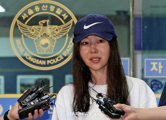 (서울=뉴스1) 장수영 기자 = 배임 혐의로 경찰조사를 마친 민희진 어도어 대표가 9일 오후 서울 용산경찰서에서 취재진의 질문에 답변하고 있다. 민 대표는 이날 오후 피고발인 조사를 받기 위해 용산경찰서에 출석했다. 이는 하이브가 업무상 배임 혐의로 민 대표를 고발한 것에 대한 첫 경찰 조사다. 2024.7.9/뉴스1 Copyright (C) 뉴스1. All rights reserved. 무단 전재 및 재배포, AI학습 이용 금지. /사진=(서울=뉴스1) 장수영 기자