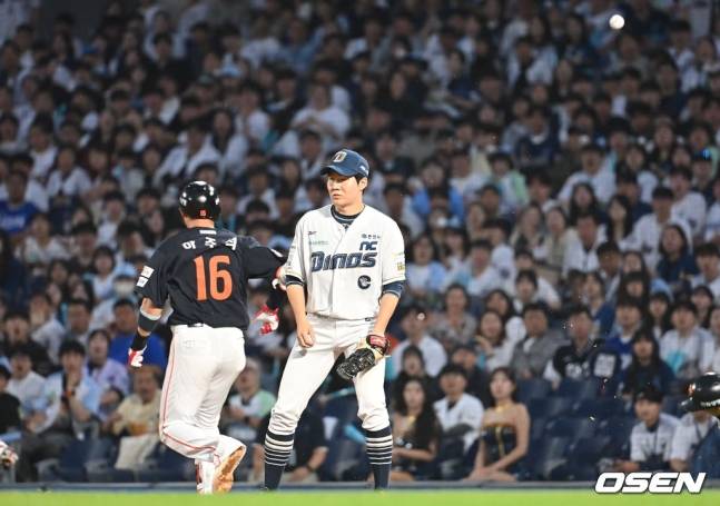 한화 하주석(맨 왼쪽)이 30일 창원 NC전에서 5회 번트안타로 살아나가고 있다.