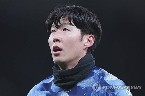 토트넘 소식통 투 더 레인 앤드 백은 30일(한국시간) 토트넘 홋스퍼가 사우디아라비아의 관심을 끌어 손흥민을 방출해 돈을 벌 준비를 하고 있다고 보도했다. 토트넘 주장 손흥민은 최근 사우디 프로리그 클럽들의 관심을 받고 있는데 매체는 이번 시즌 손흥민의 경기력이 떨어졌다는 점을 지적하면서 좋은 제안이 올 경우 손흥민을 현금화 하는 선택지를 고려해야 한다고 주장했다. 연합뉴스