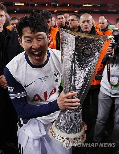 토트넘 소식통 투 더 레인 앤드 백은 30일(한국시간) 토트넘 홋스퍼가 사우디아라비아의 관심을 끌어 손흥민을 방출해 돈을 벌 준비를 하고 있다고 보도했다. 토트넘 주장 손흥민은 최근 사우디 프로리그 클럽들의 관심을 받고 있는데 매체는 이번 시즌 손흥민의 경기력이 떨어졌다는 점을 지적하면서 좋은 제안이 올 경우 손흥민을 현금화 하는 선택지를 고려해야 한다고 주장했다. 연합뉴스