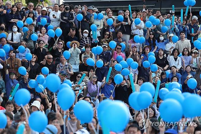 이재명 후보 응원하는 지지자들 (원주=연합뉴스) 김주성 기자 = 30일 더불어민주당 이재명 대선 후보의 유세가 열린 강원도 원주시 반곡동 원주행복마당에서 지지자들이 이 후보의 연설을 듣고 있다. 2025.5.30 utzza@yna.co.kr