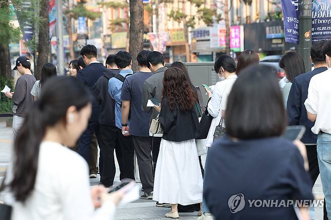 투표 순서 기다리는 유권자들 (서울=연합뉴스) 김도훈 기자 = 제21대 대통령선거 사전투표 둘째 날인 30일 서울 중구 을지누리센터에 마련된 사전투표소에서 투표 종료 이후에도 투표하지 못 한 유권자들이 대기표를 들고 투표 순서를 기다리고 있다. 2025.5.30 superdoo82@yna.co.kr