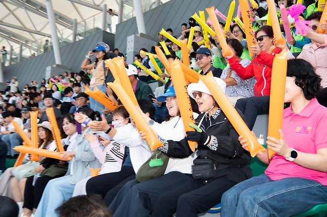 2025 구미아시아육상경기선수권대회 관람객들이 응원을 하고 있다. <구미시 제공>