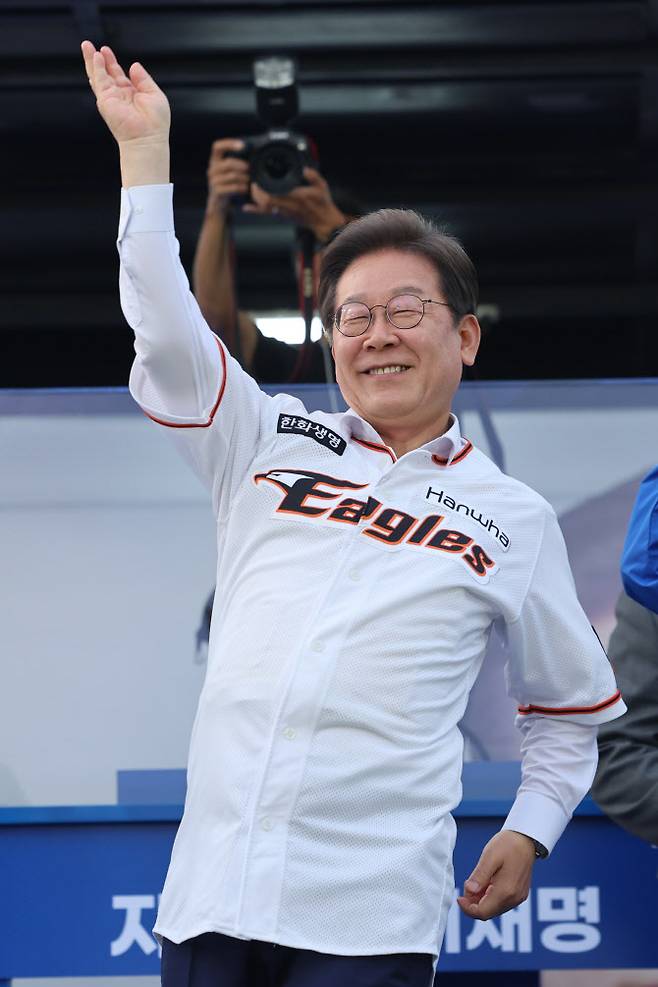 이재명 더불어민주당 대선 후보가 31일 대전시청 앞 보라매공원에서 열린 유세에서 한화이글스의 전설적인 투수였던 송진우 감독의 21번 유니폼을 입고서 21대 대선 승리를 다짐하며 힘찬 투구동작을 하고 있다.(사진=연합뉴스)