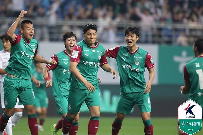 27일 대전월드컵경기장에서 열린 포항 스틸러스와 경기에서 주민규(가운데)가 골을 넣자 기뻐하는 대전하나시티즌 선수들