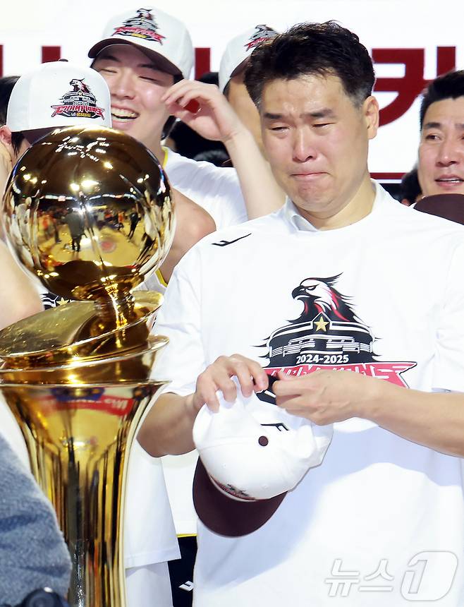 17일 오후 서울 송파구 잠실학생체육관에서 열린 '2024-25 KCC 프로농구 챔피언결정전 7차전' 서울 SK 나이츠와 창원 LG 세이커스의 경기, 62대58로 승리하며 창단 28년 만에 첫 우승을 달성한 창원 LG 조상현 감독이 울먹이고 있다. 2025.5.17/뉴스1 ⓒ News1 김진환 기자