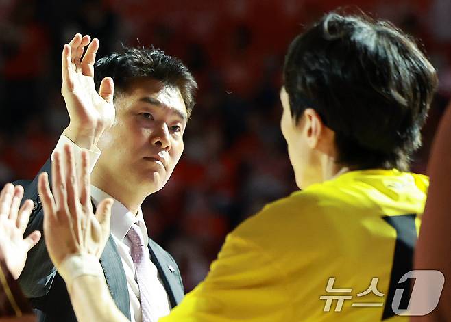 어린이날인 5일 서울 송파구 잠실학생체육관에서 열린 '2024-25 KCC 프로농구 챔피언결정전 1차전' 서울 SK 나이츠와 창원 LG 세이커스의 경기를 앞두고 창원 LG 조상현 감독이 선수들과 하이파이브를 하고 있다. 2025.5.5/뉴스1 ⓒ News1 김진환 기자