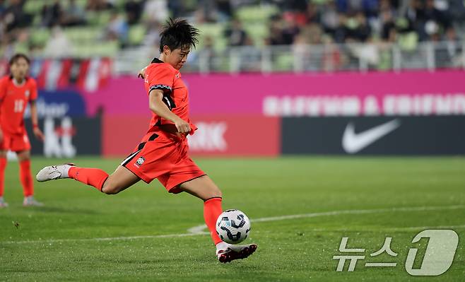 30일 오후 인천시 남동구 남동아시아드럭비경기장에서 열린 쿠팡플레이 초청 여자축구 국가대표팀 친선경기 대한민국과 콜롬비아의 경기에서 대한민국 고유진이 슈팅하고 있다. 2025.5.30/뉴스1 ⓒ News1 이승배 기자