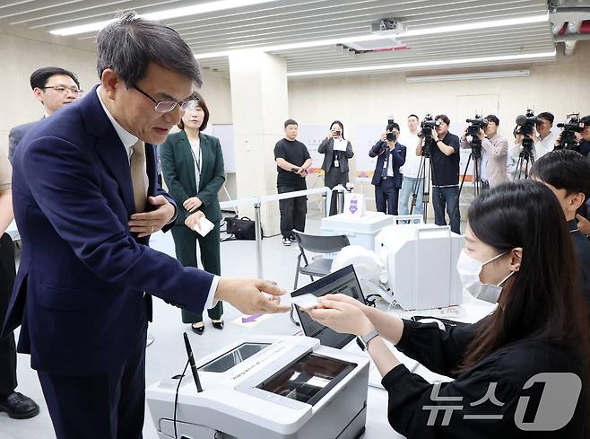 제21대 대통령 선거 사전투표를 하루 앞둔 28일 노태악 중앙선거관리위원장이 서울 광진구 중곡3동 주민센터에 마련된 사전투표소에서 사전투표 모의체험을 하고 있다. (공동취재) 2025.5.28/뉴스1 ⓒ News1 이승배 기자