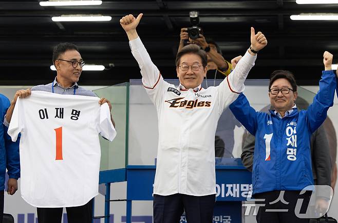 이재명 더불어민주당 대통령 후보가 31일 오후 대전 서구 대전시청 앞 보라매공원에서 송진우 전 한화이글스 투수가 전달한 유니폼을 입고 손을 들어보이고 있다. 2025.5.31/뉴스1 ⓒ News1 이재명 기자