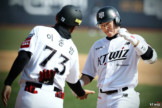 허경민이 적시타를 친 뒤 이종범 코치와 하이파이브를 하고 있다. 사진 | KT 위즈