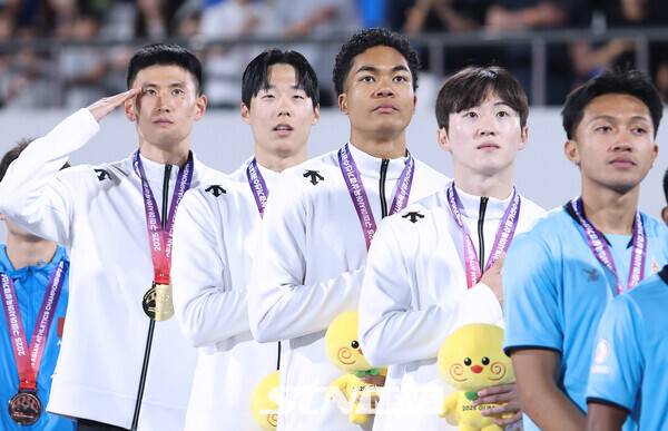 31일 오후 경북 구미시민운동장에서 열린 대회 남자 400m 계주 결선에 출전해 사상 처음 금메달을 획득한 남자 400m 계주팀이 시상대에서 금메달을 목에 걸고 우승 세레모니를 펼치고 있다. 사진┃강명호 기자