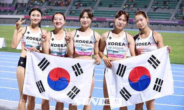31일 경북 구미시민운동장에서 열린 '2025 구미아시아육상선수권대회'에 출전해 한국 신기록을 세우며 4위에 오른 여자 계주 400m 대표팀 강다슬(광주광역시청) 이은빈(해남군청) 김소은(가평군청) 김다은(가평군청) 김애영(시흥시청)이 경기가 끝난 후 태극기를 들고 사진 촬영을 하고 있다. 사진┃강명호 기자