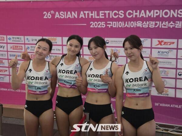 31일 경북 구미시민운동장에서 열린 '2025 구미아시아육상선수권대회'에 출전해 한국 신기록을 세우며 4위에 오른 여자 계주 400m 대표팀 경기가 끝난 후 공동취재구역(믹스트존)에서 인터뷰 중인 이은빈(해남군청) 강다슬(광주광역시청) 김소은(가평군청) 김다은(가평군청)이 포즈를 취하고 있다. 사진┃서형우 인턴기자