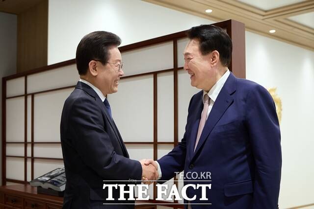 윤석열 전 대통령(오른쪽)이 2024년 4월 29일 용산 대통령실에서 이재명 전 더불어민주당 대표와 만나 악수를 하고 있다. /대통령실