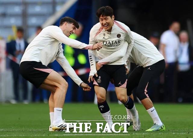 PSG의 이강인(가운데)이 30일(현지시간) 2024~2025UCL 결승전이 열리는 독일 뮌헨의 알리안츠 아레나에서 마지막 적응 훈련을 하고 있다./UEFA