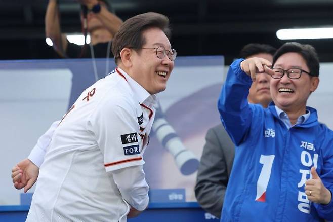 이재명 더불어민주당 대선 후보(사진 왼쪽)가 31일 대전시청 앞 보라매공원에서 열린 유세에서 한화이글스의 전설적인 투수였던 송진우 감독의 21번 유니폼을 입고서 21대 대선 승리를 다짐하며 힘찬 투구동작을 하고 있다. 연합뉴스