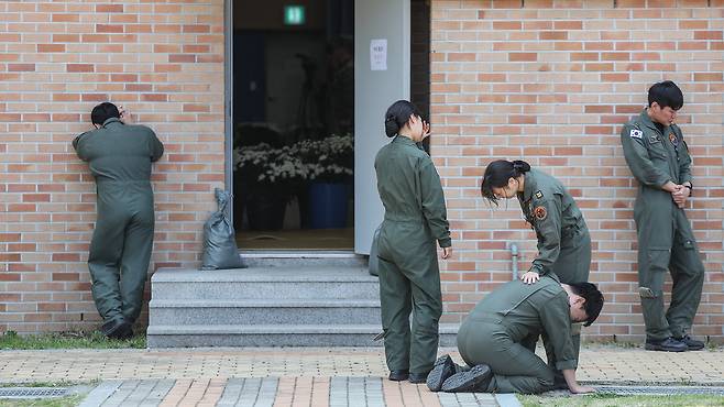 30일 경북 포항시 남구 해군 항공사령부 체육관에 마련된 '해군 P-3CK 917호기 순직자 합동분향소'에서 순직 해군의 동료들이 조문을 마치고 슬퍼하고 있다./연합뉴스