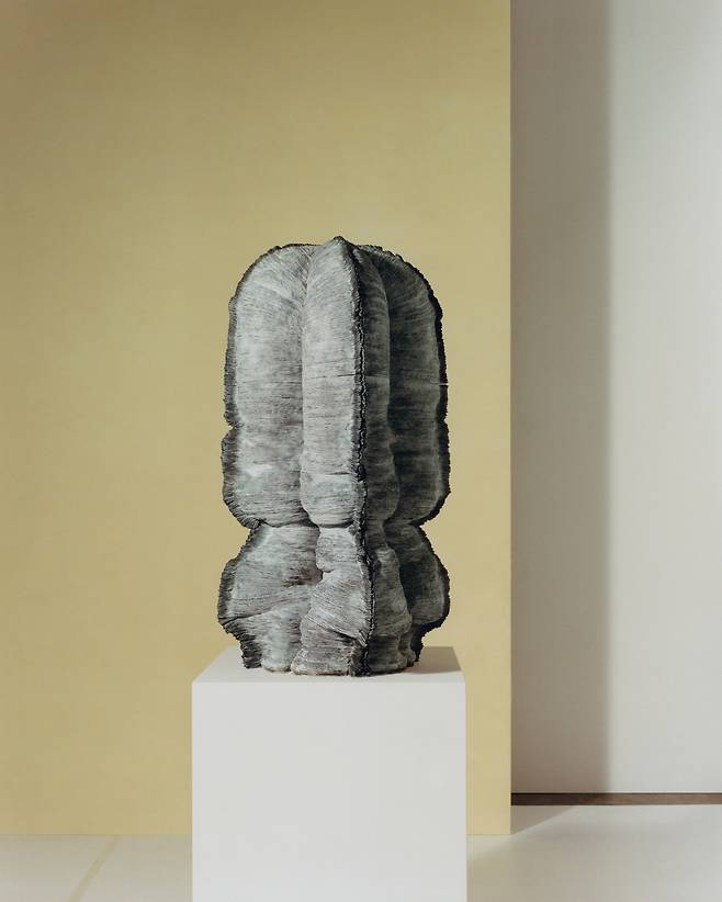 2025 로에베 공예상 최종 수상작. 일본 쿠니마사 아오키의 'Realm of Living Things 19'(2024). terracotta, 400 × 400 × 870 mm./로에베 재단 제공