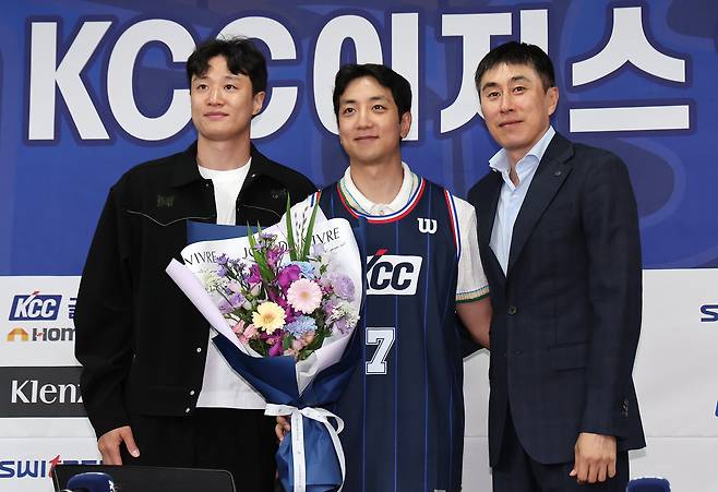부산 KCC 유니폼을 입은 허훈(가운데)이 29일 서울 강남구 KBL센터에서 열린 입단식 겸 기자회견에서 친형인 허웅(왼쪽), 이상민 감독과 포즈를 취한 모습. /뉴스1
